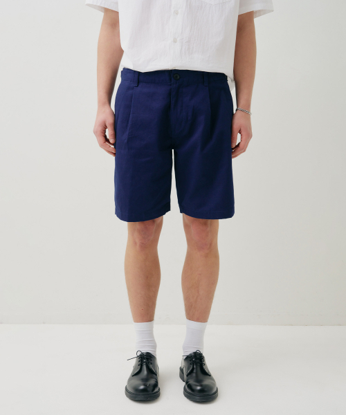 BASIC STANDARD FIT ONE-TUCK SHORTS NAVY