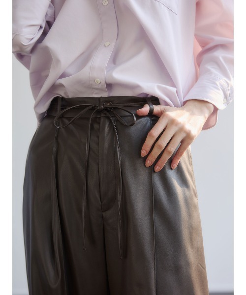 anuans（アニュアンス）の「レザーライクリボンベルトパンツ（その他パンツ・レディース・ダークブラウン・M/S）」の6枚目の写真