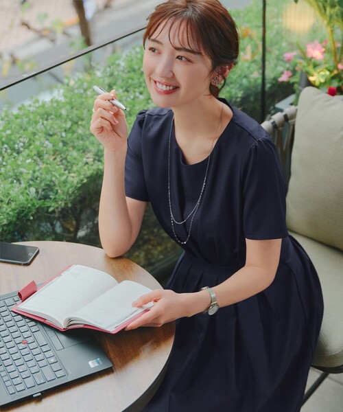 Tiaclasse(ティアクラッセ)の「【おのののかさん着用】半袖&長袖選べる袖丈・タックフレアワンピース(ワンピース・レディース・ネイビー/ブルー系/ベージュ系/チャコールグレー/グレー系/ネイビー系/グレイッシュベージュ・XS/S/M/L)」の10枚目の写真