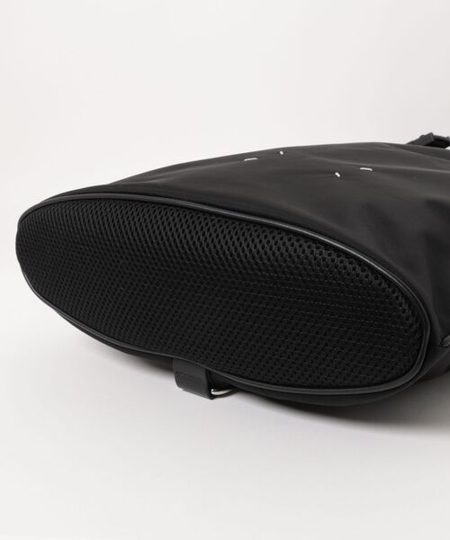 Maison Margiela(メゾンマルジェラ)の「Maison Margiela HIGH TECH ROLL UP BACKPACK(バックパック/リュック・メンズ・ブラック・FREE)」の4枚目の写真