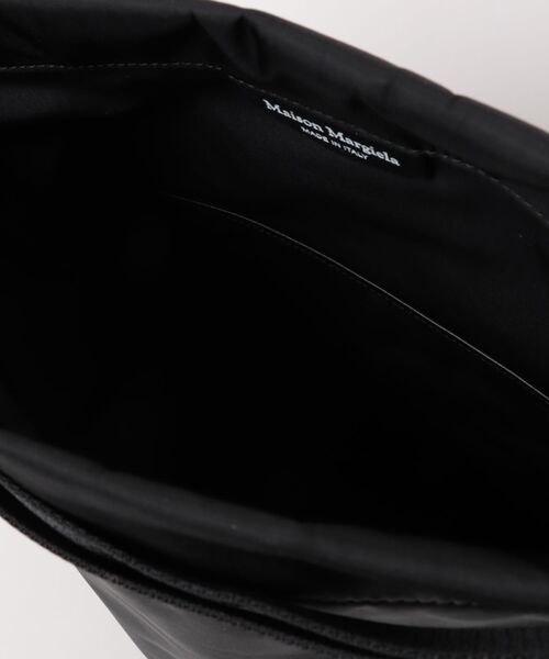 Maison Margiela(メゾンマルジェラ)の「Maison Margiela HIGH TECH ROLL UP BACKPACK(バックパック/リュック・メンズ・ブラック・FREE)」の3枚目の写真