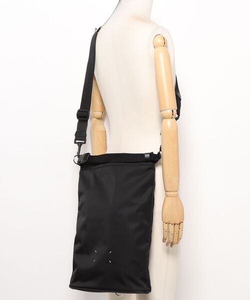 Maison Margiela(メゾンマルジェラ)の「Maison Margiela HIGH TECH ROLL UP BACKPACK(バックパック/リュック・メンズ・ブラック・FREE)」の2枚目の写真