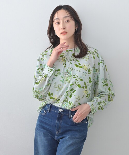 UNTITLED（アンタイトル）の「【花柄/洗える】ボタニカルブラウス（シャツ/ブラウス・レディース・ホワイト系3/サックスブルー系・44/04/02/00/50/48）」の2枚目の写真