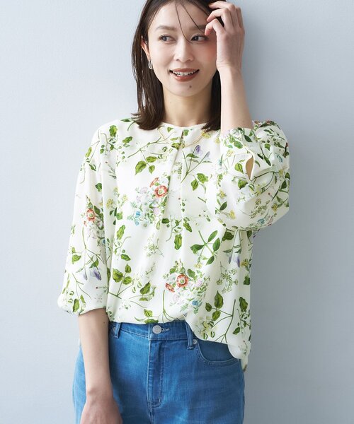 UNTITLED（アンタイトル）の「【花柄/洗える】ボタニカルブラウス（シャツ/ブラウス・レディース・ホワイト系3/サックスブルー系・44/04/02/00/50/48）」の3枚目の写真