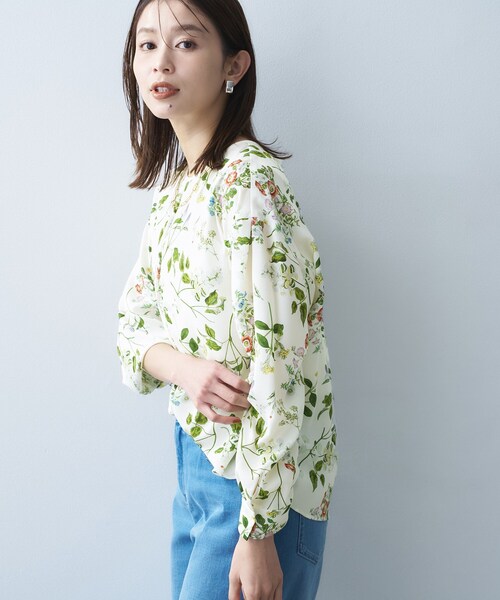 UNTITLED（アンタイトル）の「【花柄/洗える】ボタニカルブラウス（シャツ/ブラウス・レディース・ホワイト系3/サックスブルー系・44/04/02/00/50/48）」の4枚目の写真
