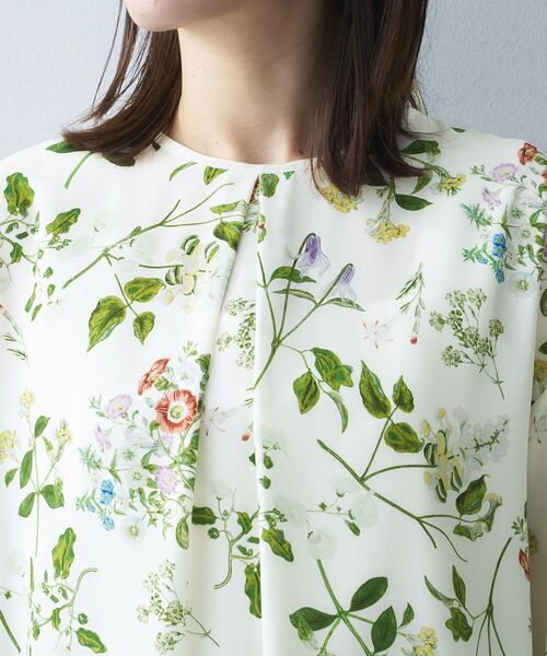 UNTITLED（アンタイトル）の「【花柄/洗える】ボタニカルブラウス（シャツ/ブラウス・レディース・ホワイト系3/サックスブルー系・44/04/02/00/50/48）」の15枚目の写真