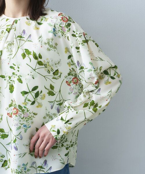 UNTITLED（アンタイトル）の「【花柄/洗える】ボタニカルブラウス（シャツ/ブラウス・レディース・ホワイト系3/サックスブルー系・44/04/02/00/50/48）」の17枚目の写真