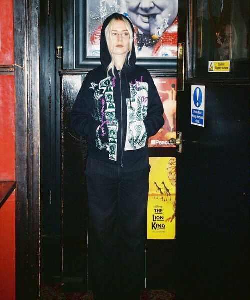 PULP/417EDIFICE(パルプフォーワンセブンエディフィス)の「UK ARTIST PROJECT【LEOMI】FLOWERS HOODIE(パーカー・レディース・ネイビー・SMALL/MEDIUM)」の2枚目の写真