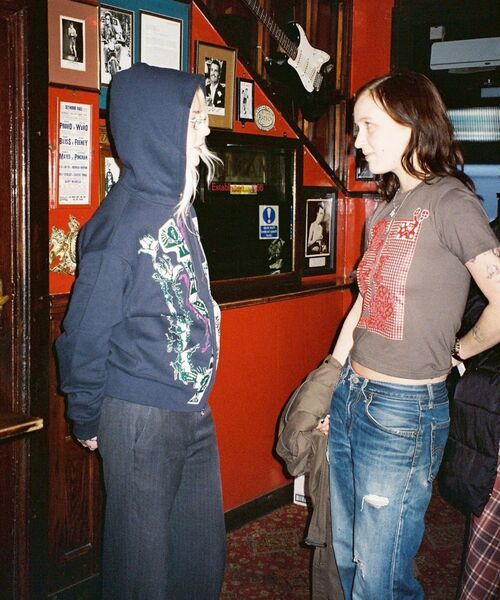 PULP/417EDIFICE(パルプフォーワンセブンエディフィス)の「UK ARTIST PROJECT【LEOMI】FLOWERS HOODIE(パーカー・レディース・ネイビー・SMALL/MEDIUM)」の3枚目の写真