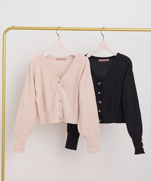 Maison de FLEUR（メゾンドフルール）の「ビジューリボンカーディガン（カーディガン/ボレロ・レディース・ブラック/ピンク・FREE）」の3枚目の写真