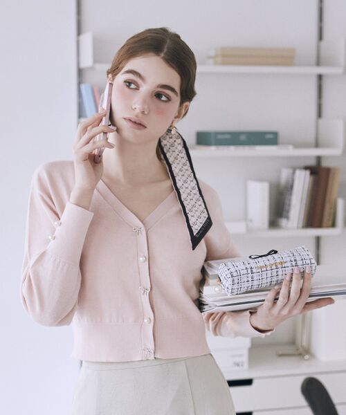 Maison de FLEUR（メゾンドフルール）の「ビジューリボンカーディガン（カーディガン/ボレロ・レディース・ブラック/ピンク・FREE）」の4枚目の写真