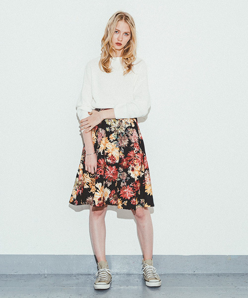 Omekashi（オメカシ）の「【Omekashi】ぼかしフラワースカート（スカート・レディース・ブラック/ネイビー・ﾌﾘ-）」の4枚目の写真