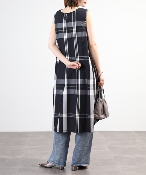 Anna Nicola(アンナニコラ)の「Anna Nicola チェックノースリーブワンピース(ワンピース・レディース・ブラック/ネイビー・38)」の8枚目の写真
