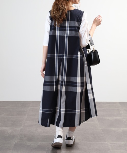 Anna Nicola(アンナニコラ)の「Anna Nicola チェックノースリーブワンピース(ワンピース・レディース・ブラック/ネイビー・38)」の14枚目の写真