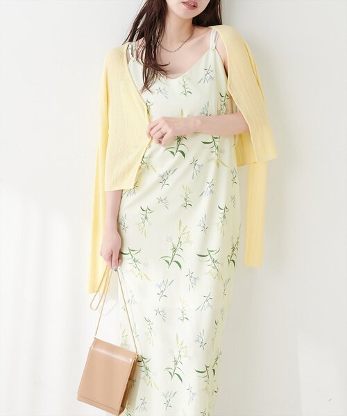 natural couture（ナチュラルクチュール）の「フラワープリントキャミワンピース（ワンピース・レディース・ブラック/アイボリー・FREE）」の4枚目の写真