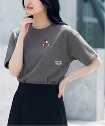 Disney（ディズニー）の「【DISNEY/ディズニー】ミッキーマウス　アムンゼン胸ポケ刺繍半袖Tシャツ(UV/吸水速乾/接触冷感/対塩素加工)/ユニセックス（Tシャツ/カットソー）」