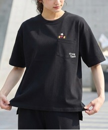 Disney（ディズニー）の「【DISNEY/ディズニー】ミッキーマウス　アムンゼン胸ポケ刺繍半袖Tシャツ(UV/吸水速乾/接触冷感/対塩素加工)/ユニセックス（Tシャツ/カットソー）」