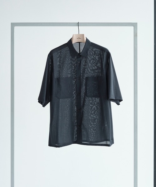 ATON(エイトン)の「【ATON / エイトン】別注TWIST WOOL GAUZE SHORT SLEEVE SHIRT(シャツ/ブラウス・メンズ・ネイビー/ブラック/グレー・2/4/6)」の1枚目の写真