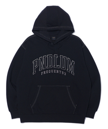 Pendulum（ペンデュラム）の「アプリケ刺繍ロゴフードパーカー LQ6TU148_BLACK（パーカー）」