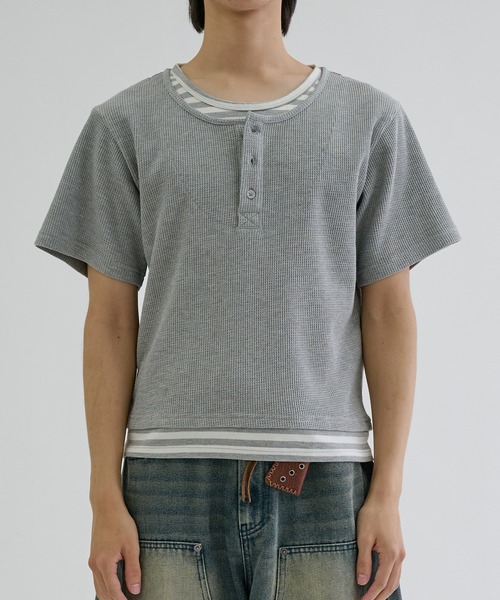 EPNK(イーピーエヌケー)の「Layered border short sleeve henly / レイヤードボーダーショートスリーブヘンリー(Tシャツ/カットソー・メンズ・ライトグレー/チャコールグレー・SMALL/MEDIUM/LARGE)」の2枚目の写真