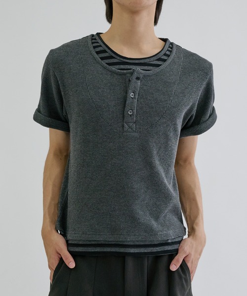 EPNK(イーピーエヌケー)の「Layered border short sleeve henly / レイヤードボーダーショートスリーブヘンリー(Tシャツ/カットソー・メンズ・ライトグレー/チャコールグレー・SMALL/MEDIUM/LARGE)」の3枚目の写真