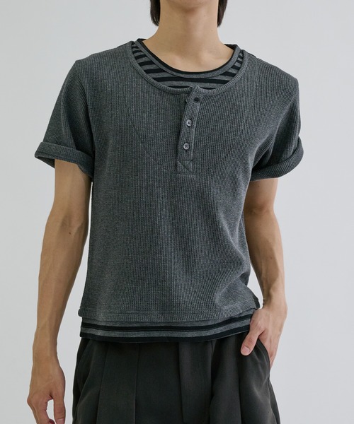 EPNK(イーピーエヌケー)の「Layered border short sleeve henly / レイヤードボーダーショートスリーブヘンリー(Tシャツ/カットソー・メンズ・ライトグレー/チャコールグレー・SMALL/MEDIUM/LARGE)」の4枚目の写真