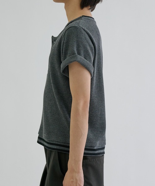 EPNK(イーピーエヌケー)の「Layered border short sleeve henly / レイヤードボーダーショートスリーブヘンリー(Tシャツ/カットソー・メンズ・ライトグレー/チャコールグレー・SMALL/MEDIUM/LARGE)」の5枚目の写真