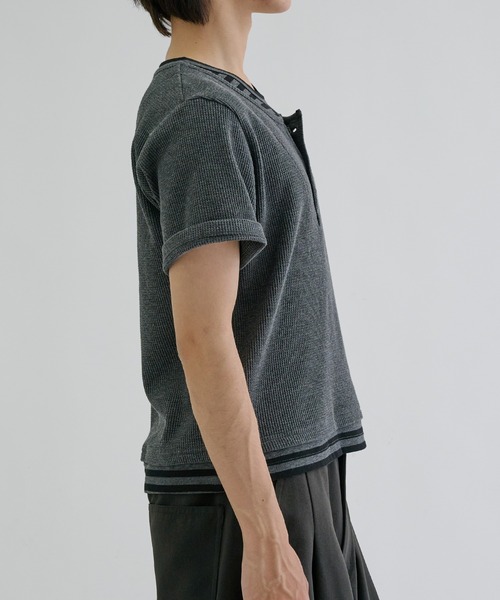 EPNK(イーピーエヌケー)の「Layered border short sleeve henly / レイヤードボーダーショートスリーブヘンリー(Tシャツ/カットソー・メンズ・ライトグレー/チャコールグレー・SMALL/MEDIUM/LARGE)」の9枚目の写真