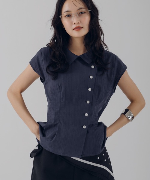 MUHET(ミュエータ)の「asymmetry button french sleeve shirt / アシンメトリーボタンフレンチスリーブシャツ(シャツ/ブラウス・レディース・ブラック/ネイビー/オフホワイト/ピンク・FREE)」の3枚目の写真