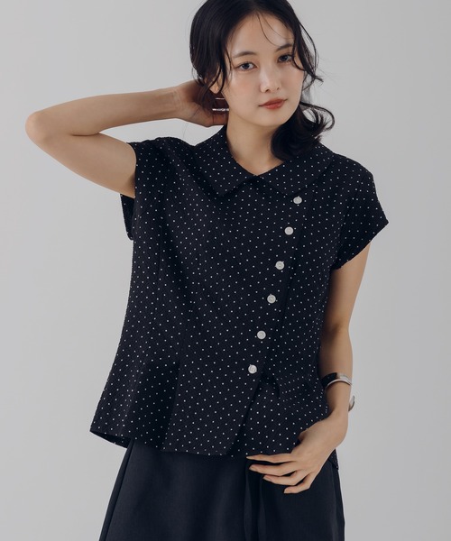 MUHET(ミュエータ)の「asymmetry button french sleeve shirt / アシンメトリーボタンフレンチスリーブシャツ(シャツ/ブラウス・レディース・ブラック/ネイビー/オフホワイト/ピンク・FREE)」の2枚目の写真