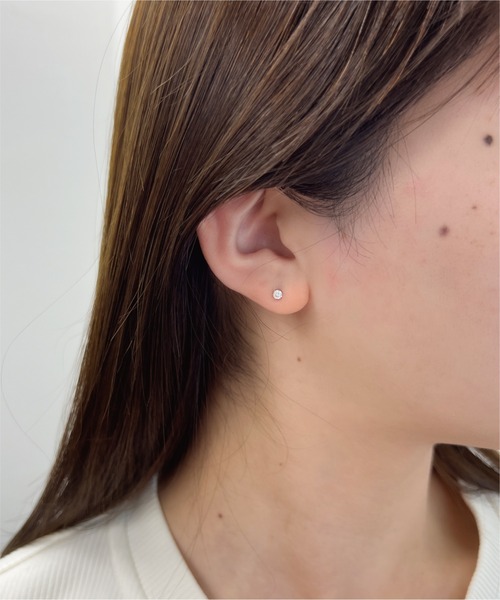 festaria bijou SOPHIA（フェスタリアビジュソフィア）の「K10WG キュービックジルコニア ピアス（ピアス（両耳用）・レディース・ホワイトゴールド・ONE SIZE）」の4枚目の写真