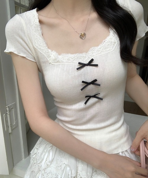 Vipoa(ヴィポア)の「スクエアネックリボンレーストップス(Tシャツ/カットソー・レディース・ホワイト・FREE)」の1枚目の写真