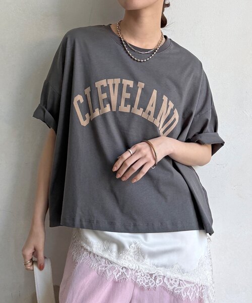 DouDou(ドゥドゥ)の「【WE限定】フロッキーロゴプリントTEE(Tシャツ/カットソー・レディース・オレンジ/チャコールグレー/カーキ/オフホワイト・FREE)」の2枚目の写真