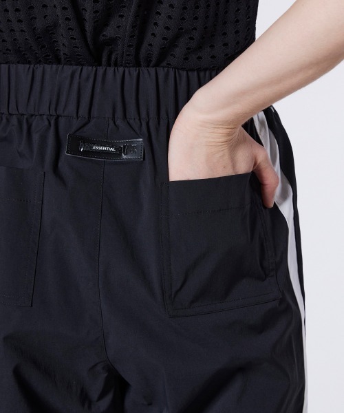 ESSENTIAL（エッセンシャル）の「ストレッチタフタ ラインパンツ（その他パンツ・レディース・ブラック/レッド・38/36）」の12枚目の写真