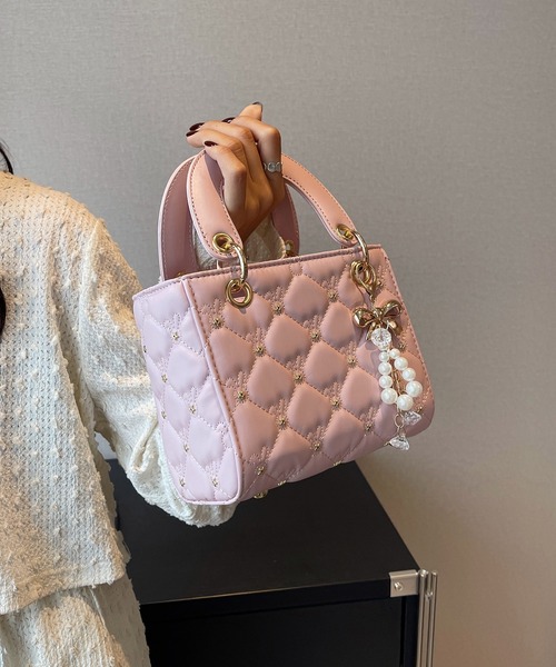 DRESS PLUS(ドレスプラス)の「キルティング チャーム付き ハンドバッグ(ハンドバッグ・レディース・ピンク/オフホワイト/ブラック・フリー)」の3枚目の写真