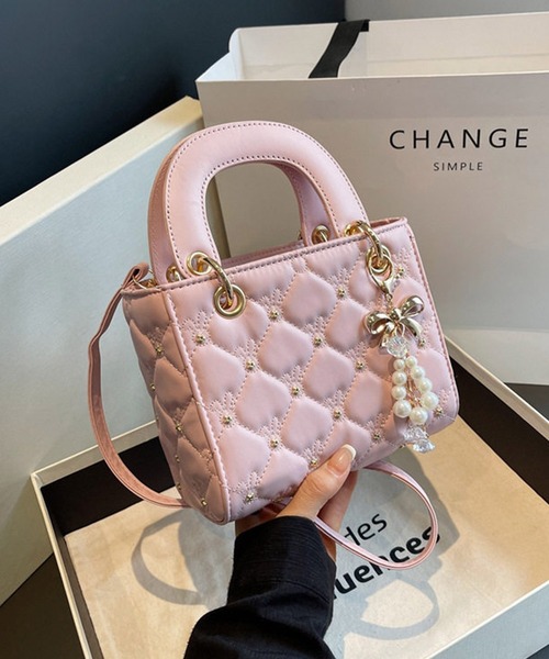 DRESS PLUS(ドレスプラス)の「キルティング チャーム付き ハンドバッグ(ハンドバッグ・レディース・ピンク/オフホワイト/ブラック・フリー)」の5枚目の写真