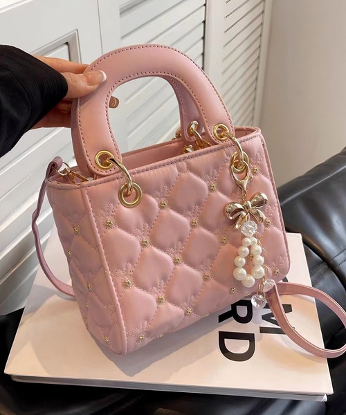 DRESS PLUS(ドレスプラス)の「キルティング チャーム付き ハンドバッグ(ハンドバッグ・レディース・ピンク/オフホワイト/ブラック・フリー)」の6枚目の写真
