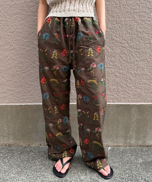 AIC.（エーアイシー）の「フラワーエンブロイダリーイージーパンツ（その他パンツ・レディース・アイボリー/ブラウン/ブラック・FREE）」の3枚目の写真