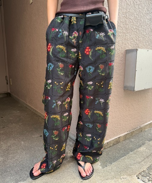 AIC.（エーアイシー）の「フラワーエンブロイダリーイージーパンツ（その他パンツ・レディース・アイボリー/ブラウン/ブラック・FREE）」の2枚目の写真