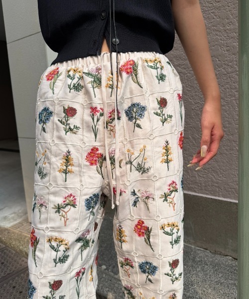 AIC.（エーアイシー）の「フラワーエンブロイダリーイージーパンツ（その他パンツ・レディース・アイボリー/ブラウン/ブラック・FREE）」の22枚目の写真