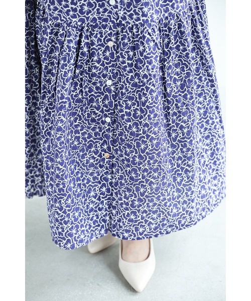 cawaii(カワイイ)の「細やかなフラワーパターンシャツロングワンピース(ワンピース・レディース・ホワイト/パープル・FREE)」の6枚目の写真