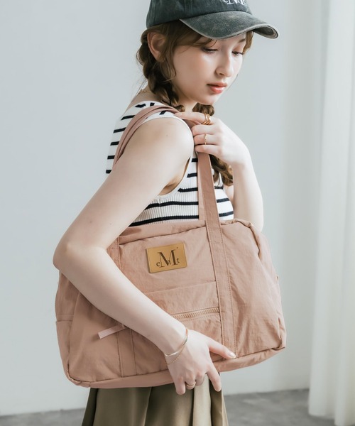MUCENT(ムセント)の「MUCENT ムセント AMANDA FRONT POCKET SHOULDER BAG UNISEX ボストンバッグ/ショルダーバッグ(ボストンバッグ・メンズ・ベージュ/ブラック・FREE)」の19枚目の写真