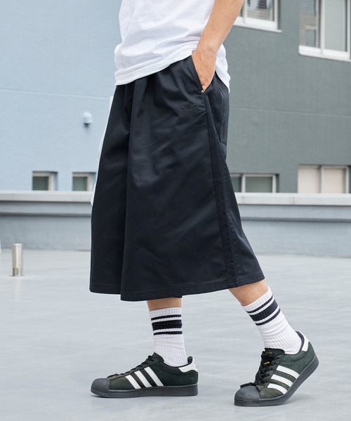 adidas（アディダス）の「adidas/アディダス PREMIUM ESSENTIALS プレミアム エッセンシャルズ ワークウェア ワイド ショーツ ハーフパンツ 2026年 夏 夏服（チノパンツ・メンズ・ブラック・S/M/L/XL）」の11枚目の写真
