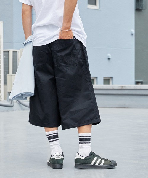 adidas（アディダス）の「adidas/アディダス PREMIUM ESSENTIALS プレミアム エッセンシャルズ ワークウェア ワイド ショーツ ハーフパンツ 2026年 夏 夏服（チノパンツ・メンズ・ブラック・S/M/L/XL）」の12枚目の写真