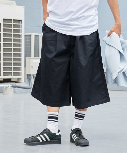adidas（アディダス）の「adidas/アディダス PREMIUM ESSENTIALS プレミアム エッセンシャルズ ワークウェア ワイド ショーツ ハーフパンツ 2026年 夏 夏服（チノパンツ・メンズ・ブラック・S/M/L/XL）」の13枚目の写真