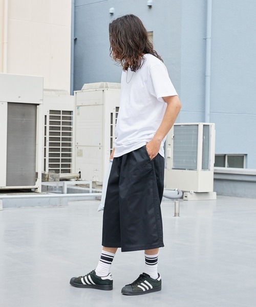 adidas（アディダス）の「adidas/アディダス PREMIUM ESSENTIALS プレミアム エッセンシャルズ ワークウェア ワイド ショーツ ハーフパンツ 2026年 夏 夏服（チノパンツ・メンズ・ブラック・S/M/L/XL）」の15枚目の写真