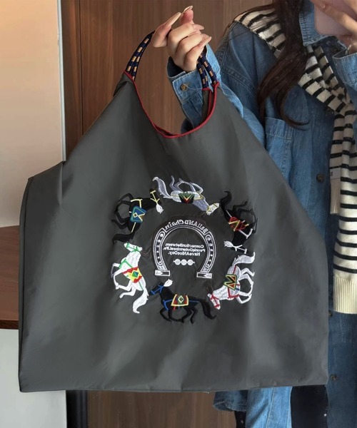 LA VORAGINE(ラ ヴォラジネ)の「馬刺繍 トートバッグ 大容量 エコバッグ(トートバッグ・レディース・ライトグレー/チャコールグレー・M)」の2枚目の写真