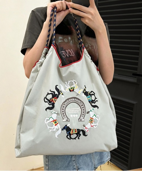 LA VORAGINE(ラ ヴォラジネ)の「馬刺繍 トートバッグ 大容量 エコバッグ(トートバッグ・レディース・ライトグレー/チャコールグレー・M)」の1枚目の写真