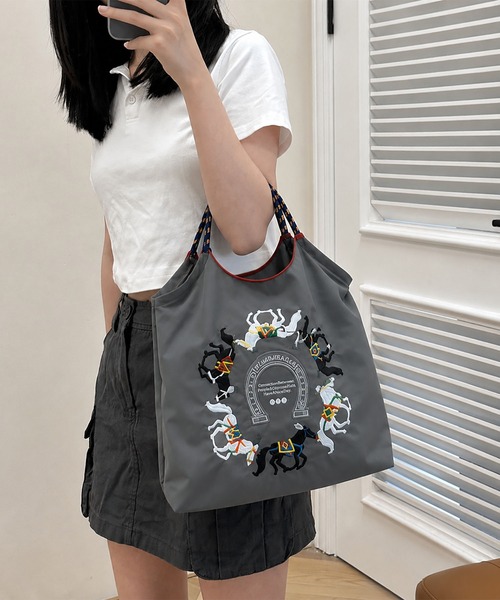 LA VORAGINE(ラ ヴォラジネ)の「馬刺繍 トートバッグ 大容量 エコバッグ(トートバッグ・レディース・ライトグレー/チャコールグレー・M)」の3枚目の写真