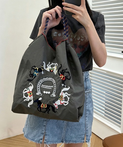LA VORAGINE(ラ ヴォラジネ)の「馬刺繍 トートバッグ 大容量 エコバッグ(トートバッグ・レディース・ライトグレー/チャコールグレー・M)」の4枚目の写真